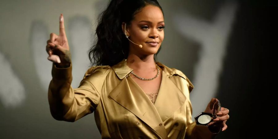 Rihanna hebt Ende September 2018 ihren Zeigefinger beim Launch ihres neuen Lippenstifts in Dubai.