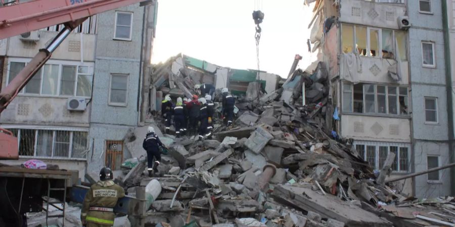 Rettungskräfte durchsuchen Trümmer in Astrakhan, Russland.