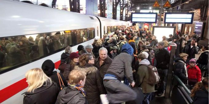 Die Deutsche Bahn bemüht sich den teilweise lahmgelegten Zugverkehr im Norden und Osten rasch wieder in Gang zu bringen. deutsche bahn orkan