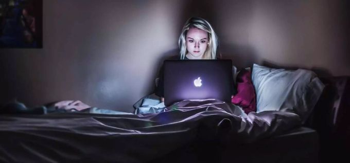 Junge Dame surft auf ihrem Laptop Junge Dame surft auf ihrem Laptop