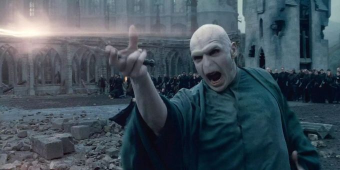 Voldemort ist der mysteriöse Bösewicht und mächtige Gegenspieler des jungen Zauberlehrlings in der magischen Welt von Autorin J.K. Rowling. Voldemort