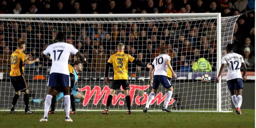 Pokalspiele gegen Unterklassige sind auch in England mit unter eine knifflige Aufgabe. Diese Erfahrung macht am Wochenende auch Tottenham: Die Londoner kommen im Spiel gegen den Viertligisten Newport County nicht über ein 1:1 hinaus und müssen nun ein Wiederholungsspiel bestreiten.