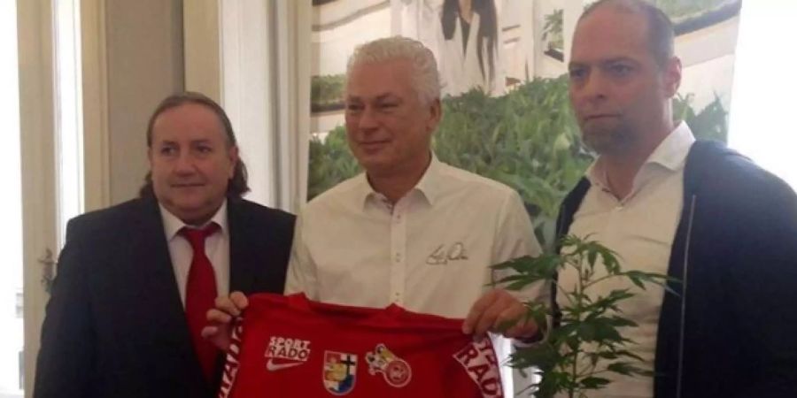 Toni Polster (Mitte) bei der Vorstellung des neuen Sponsors. Rechts: Der neue Geldgeber inklusive Hanfpflanze.