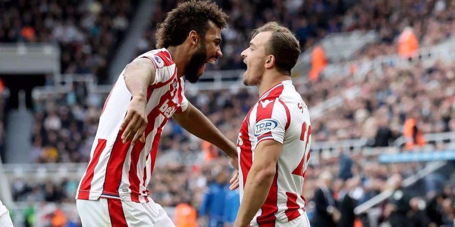 Xherdan Shaqiri ist in bestechender Form: Beim 2:2 gegen Leicester City erzielt der Stoke-Spieler mit einem schönen Schlenzer das 1:1. In der zweiten Hälfte bereitet er das 2:2 mit einem Eckball auf Crouch vor.