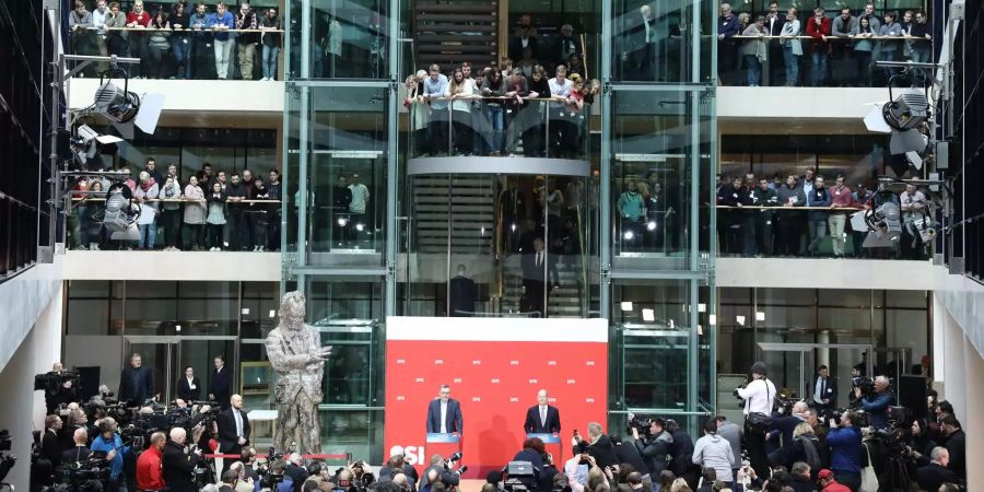 Dietmar Nietan und Olaf Scholz verkünden das Ergebnis des SPD-Mitgliedervotums in der SPD-Zentrale.