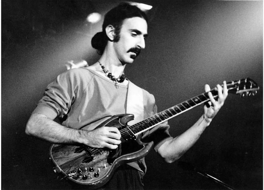 Frank Zappa setzte auf eine 1953/54 Les Paul Goldtop, eine SG und eine 70er Les Paul Custom.