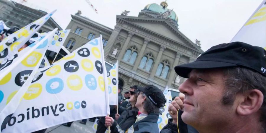 Rund 200 Personen protestieren zusammen mit der Gewerkschaft Syndicom gegen das Zweiklassensystem für das Postauto-Fahrpersonal, am Sonntag, 24. März 2013, auf dem Bundesplatz in Bern.