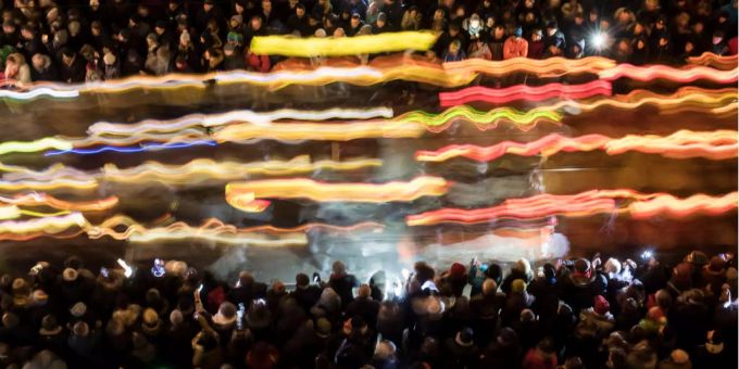 Jedes Jahr beginnt die Fasnacht in Basel mit dem Morgestraich, Jedes Jahr beginnt die Fasnacht in Basel mit dem Morgestraich,