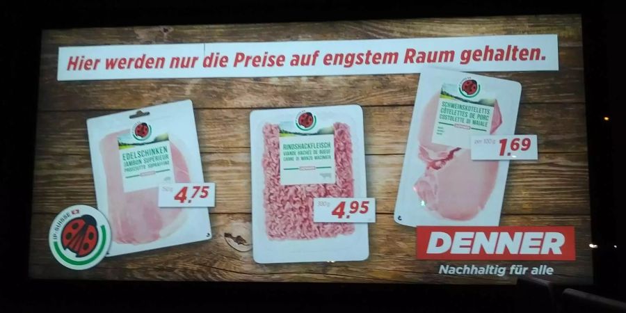 Auf Plakaten bewirbt Denner IP-Suisse-Produkte.