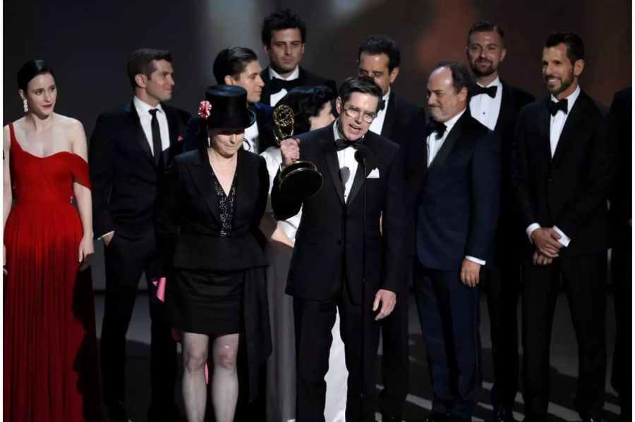 Der Cast von «The Marvelous Mrs. Maisel» freut sich über die Emmy-Auszeichnung.