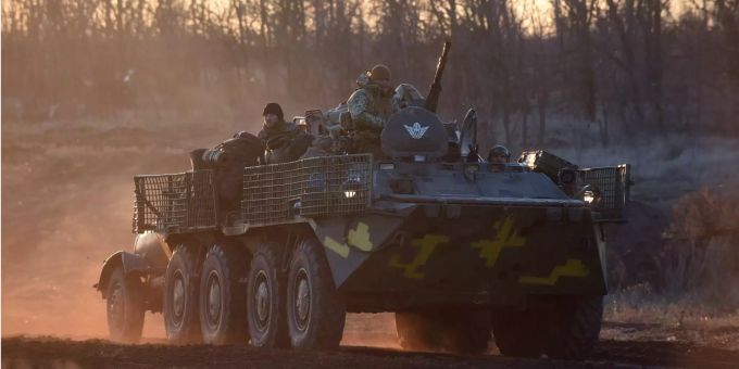 Ukrainische Soldaten fahren Schützenpanzer nahe der Küste des Asowschen Meers im Ukraine-Krieg. Ukraine Krieg