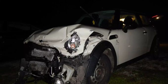 Das beschädigte Auto. Es handelt sich um einen «Mini», Das beschädigte Auto. Es handelt sich um einen «Mini»,