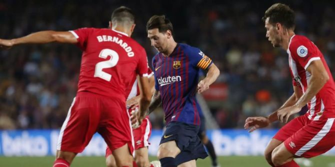 Lionel Messi wird von Girona-Spielern umzingelt.