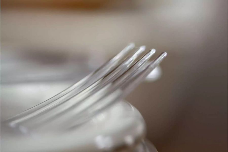Plastikgabel von Nahem auf einem Plastikteller - Keystone
