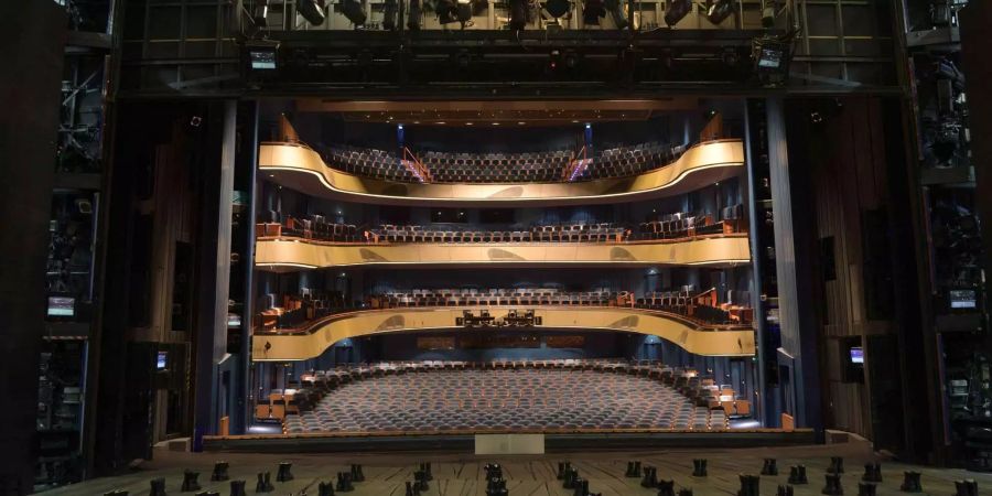 Blick von der Bühne der Oper Frankfurt in den Zuschauerraum.