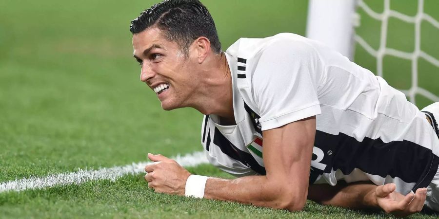 Cristiano Ronaldo liegt während des Spiels zwischen Juventus Turin und Bologna am Boden.