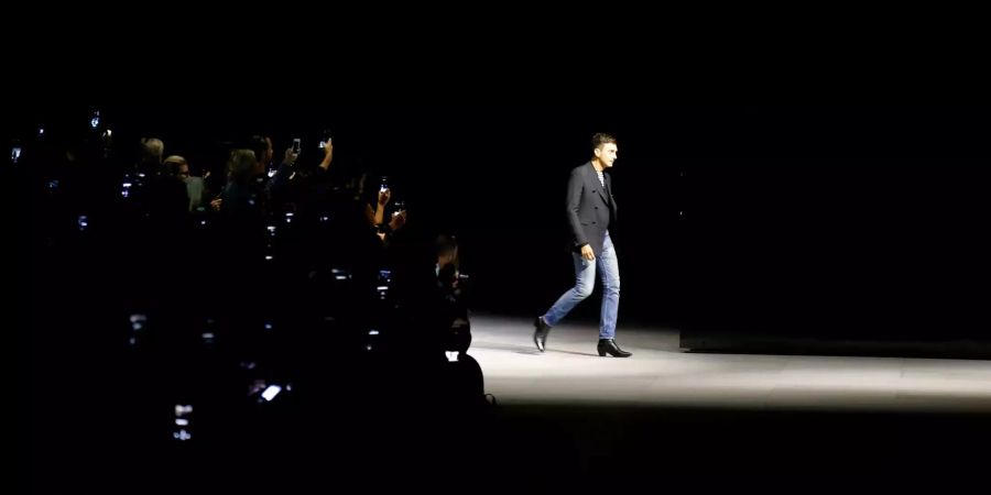 Der Designer Hedi Slimane geht am Ende der Präsentation der Celine Frühjahr/Sommerkollektion 2019 auf der Pariser Modewoche über den Laufsteg.