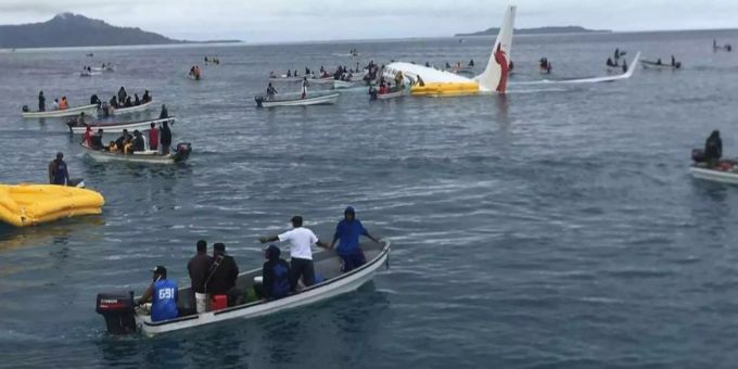 Einheimische helfen - Passagierflugzeug landet in Lagune