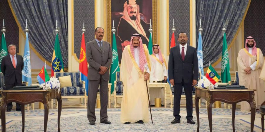 Isaias Afwerki (l), Präsident von Eritrea, Abiy Ahmed, Premierminister von Äthiopien, und der saudische König Salman (M) lassen sich nach der Unterzeichnung des Freundschaftsvertrags fotografieren.