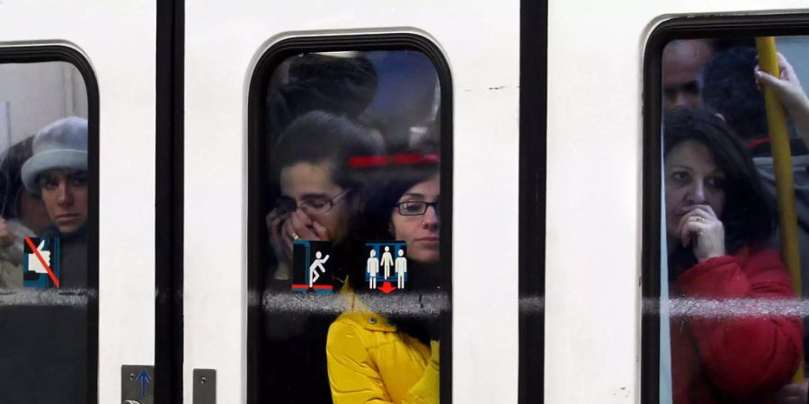 Menschen reisen in einem vollen Zug während des Metro-Streiks in Madrid.