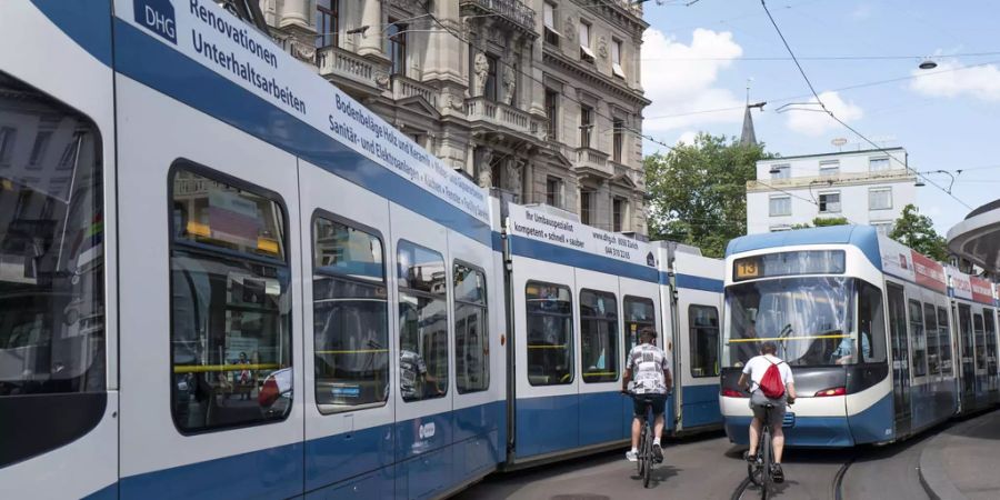 Trams fahren auf ihren Schienen umher - Keystone