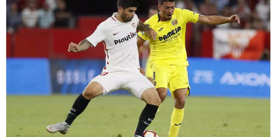 Sevillas Ever Banega (l.) spielt seinen Kontrahenten Pablo Fornals von Villarreal (r.) aus.