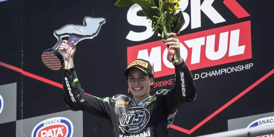 Die Spanierin Ana Carrasco jubelt auf dem Podium beim Saisonfinale der Supersport-300-Serie.