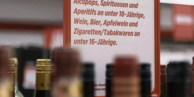 Schild bezüglich des Verkaufs von Alkohol des Jugendschutzes - Keystone Schild bezüglich des Verkaufs von Alkohol des Jugendschutzes - Keystone