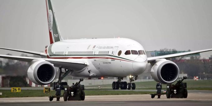 Der mexikanische Noch-Präsident Peña Nieto und seine Frau landen mit der Präsidentenmaschine auf dem Flughafen Berlin Tegel. Der mexikanische Noch-Präsident Peña Nieto und seine Frau landen mit der Präsidentenmaschine auf dem Flughafen Berlin Tegel.
