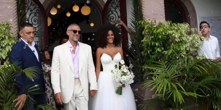 Vincent Cassel und Tina Kunakey bei ihrer Heirat in Frankreich.