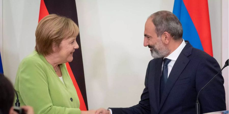 Bundeskanzlerin Angela Merkel und Nikol Paschinjan, Ministerpräsident von Armenien, geben sich nach einer Pressekonferenz die Hand.