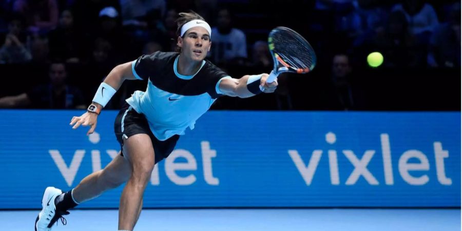 Rafael Nadal streckt sich in seinem Match gegen David Ferrer an den World Tour Finals 2013 nach einem Ball