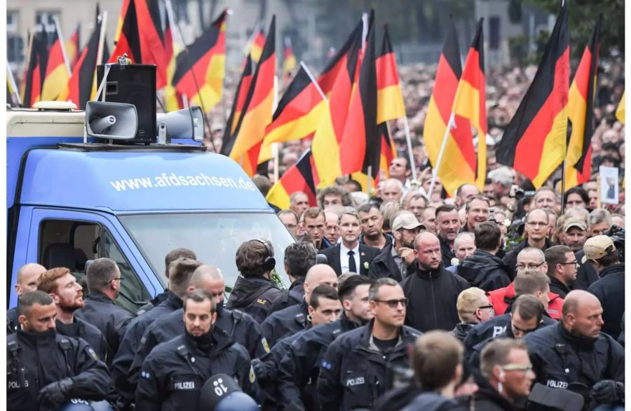 Die Teilnehmer der Demonstration von AfD und dem ausländerfeindlichen Bündnis Pegida, der sich auch die Teilnehmer der Kundgebung der rechtspopulistischen Bürgerbewegung Pro Chemnitz angeschlossen haben, ziehen durch die Stadt.