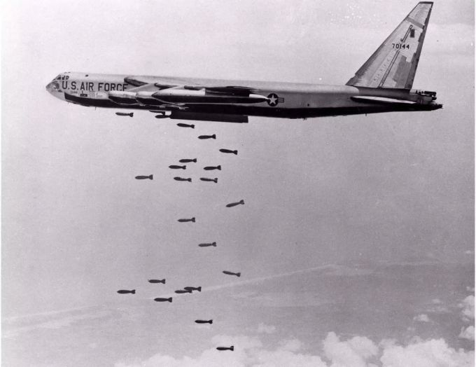 Vietnamkrieg 1965: Bomben werden aus einem Flugzeug über Vietnam geworfen. Vietnamkrieg 1965: Bomben werden aus einem Flugzeug über Vietnam geworfen.