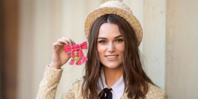 Keira Knightley, nachdem sie von Prinz Charles einen Orden erhalten hat.