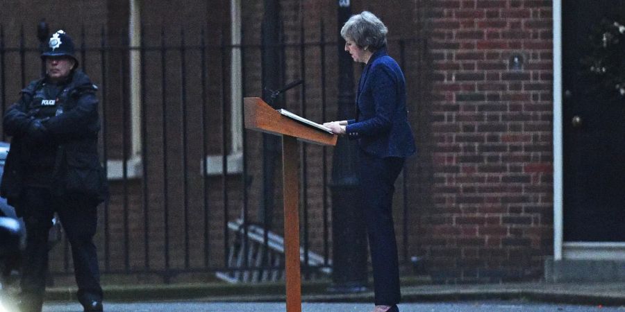 Theresa May, Premierministerin von Grossbritannien, gibt vor ihrem Amtssitz in der Downing Street 10 eine Erklärung ab.