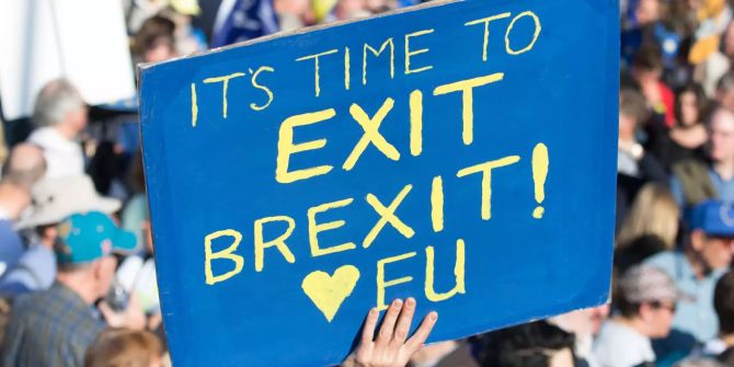 "Its Time to Exit Brexit !" steht auf einem Schild, das Teilnehmer der Demonstration für ein zweites Brexit-Referendum halten.