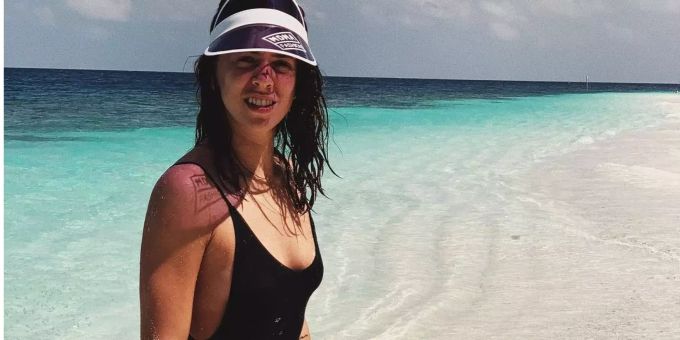 Sexy Feriengrüsse - Schlagerstar Vanessa flittert auf den Ma(i)lediven
