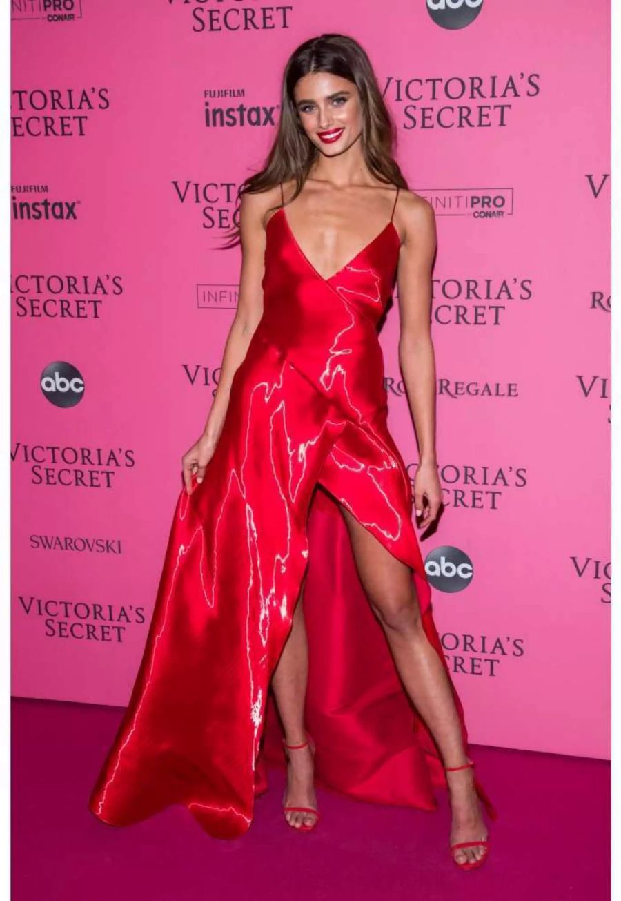 Taylor Hill trägt einen Traum in Rot - ohne Unterwäsche.