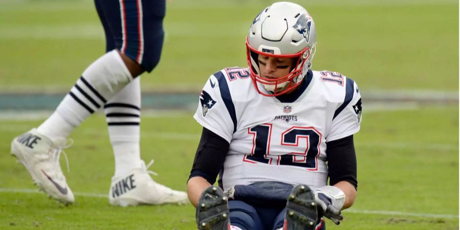 So schwache Spiele hat Tom Brady in seiner ruhmvollen Karriere selten erlebt. Doch bei der 10:34-Niederlage der New England Patriots gegen die Tennessee Titans hat der Quarterback Mühe seine Mitspieler zu finden. Lediglich 21 seiner 41 Passversuche kommen an, das reicht gerade mal für 254 Yards und einen Touchdown. Durch den Druck der Titans sind seine Pässe zudem oft zu ungenau. Doch auch der Rest der Patriots spielt nicht auf dem Niveau, das man sich von New England gewohnt ist. Vielleicht kommt die Bye Week für die Pats gerade recht, auch wegen den Verletzungen einiger Spieler.