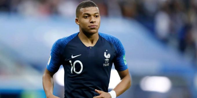 Kylian Mbappé in Aktion im Dress der französischen Nationalmannschaft – der Star von Paris Saint-Germain wurde vor dem letzten Länderspiel positiv auf Corona getestet. Paris Saint-Germain