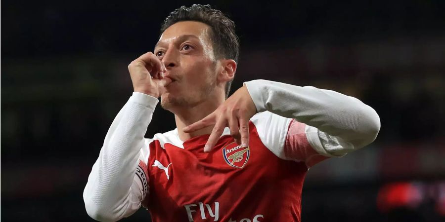 Mesut Özil von FC Arsenal jubelt über ein Tor.