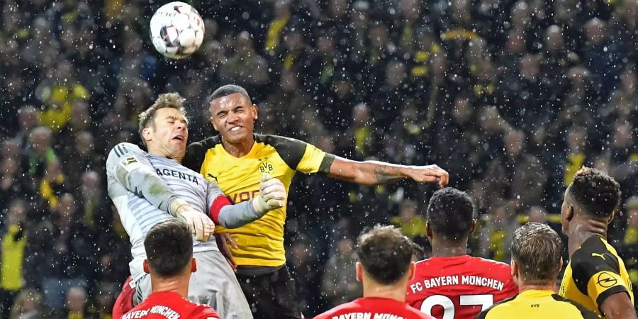 Manuel Akanji versucht sich gegen Bayern-Keeper Manuel Neuer durchzusetzen.