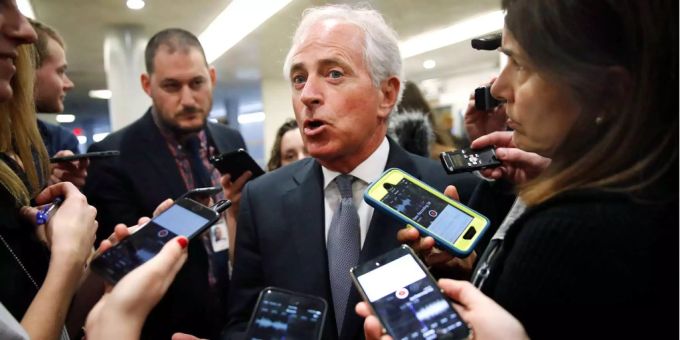 Zuvor hatte der republikanische Senator Bob Corker seine scharfe Kritik an Trump wiederholt. Zuvor hatte der republikanische Senator Bob Corker seine scharfe Kritik an Trump wiederholt.
