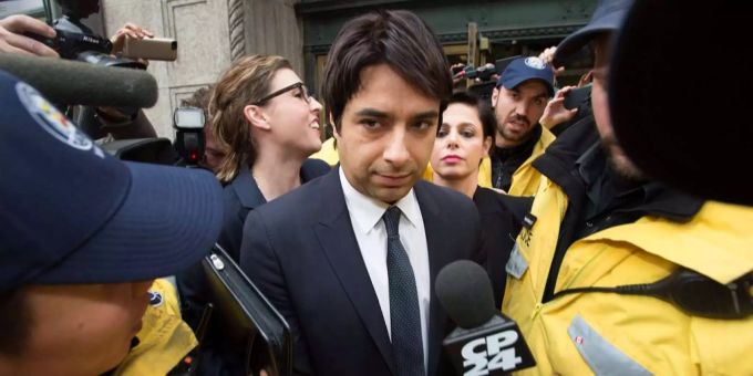 Jian Ghomeshi, dessen Essay Ian Buruma veröffentlichte, nachdem er in vier Fällen von sexueller Nötigung angeklagt wurde. Jian Ghomeshi, dessen Essay Ian Buruma veröffentlichte, nachdem er in vier Fällen von sexueller Nötigung angeklagt wurde.