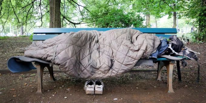 Ein Mann schläft auf einer Bank in einem Park. Oxfam setzt sich für die Ungleichheit zwischen Arm und Reich ein.Foto: Martin Gerten/dpa +++ dpa-Bildfunk +++ Armut