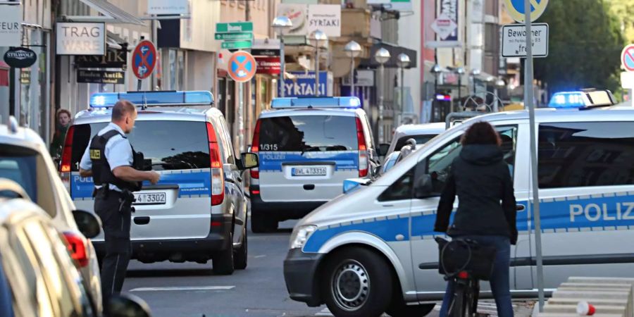 Mehrere Polizeiwagen bringen mutmasslichen Rechtsterroristen ins Gericht nach Karlsruhe (D).