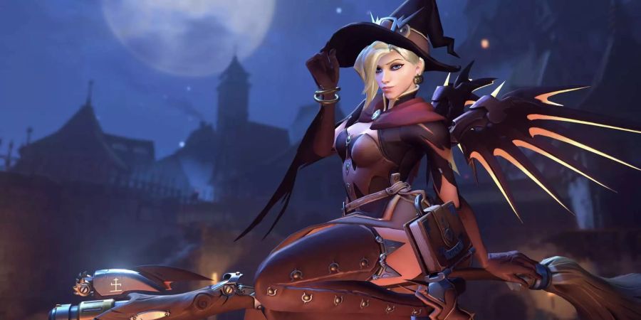 Mercy sitzt auf ihrem Besen, welcher den Stab bei ihrem Hexen Skin ersetzt.