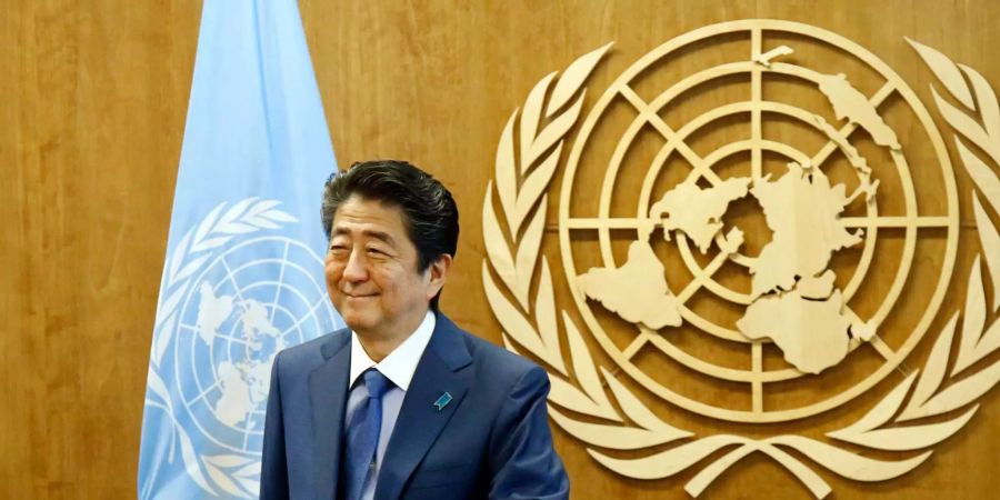 Japans Ministerpräsident Shinzo Abe wartet auf UN-Generalsekretär Antonio Guterres.