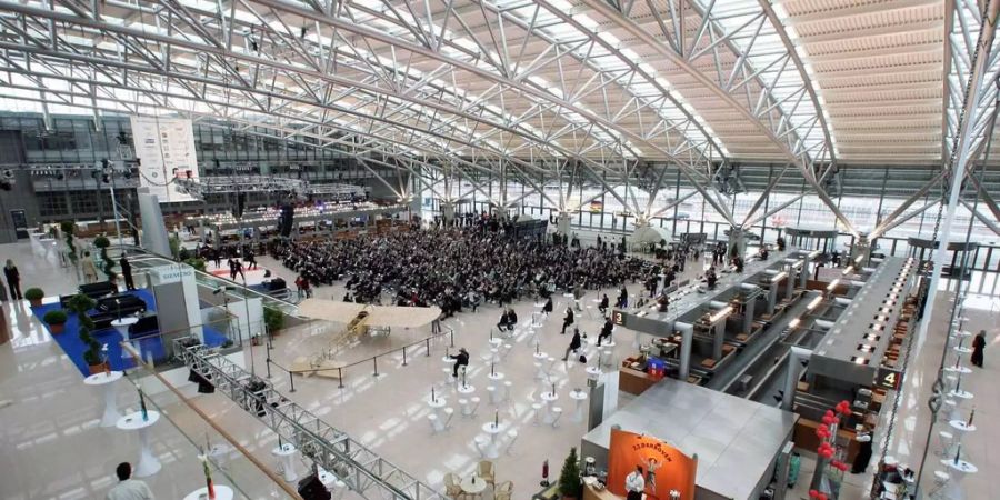 Übersicht über die neue Terminalhalle des Flughafens in Hamburg-Fuhlsbuettel (D). Irgendwo hier soll Jan Ullrich durchgedreht sein.